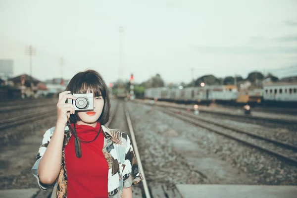 肖像画のアジアのヒップスター女の子上の日没で鉄道でヴィンテージスタイル — ストック写真