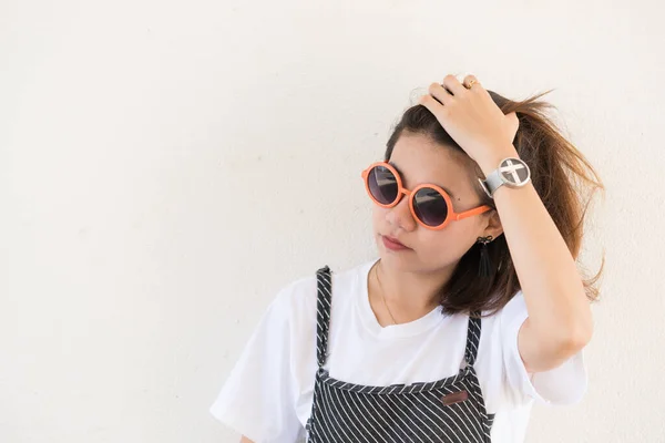 Retrato Menina Bonita Asiática Usar Óculos Sol Laranja Fundo Parede — Fotografia de Stock