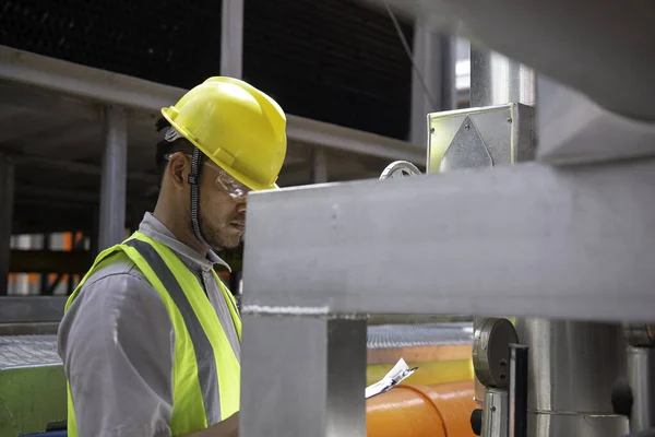 Ingeniero Asiático Con Gafas Que Trabajan Sala Calderas Comprobación Mantenimiento —  Fotos de Stock