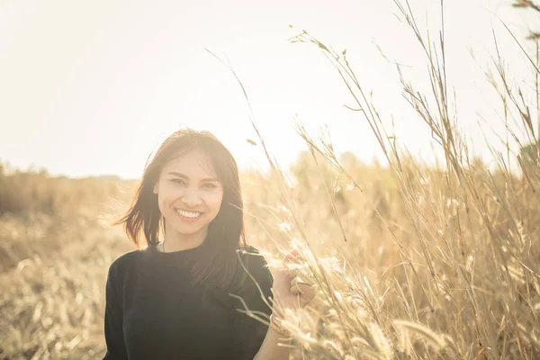 Close Sad Beautiful Asian Woman Unrequire Love Grass Flowers Field — ストック写真