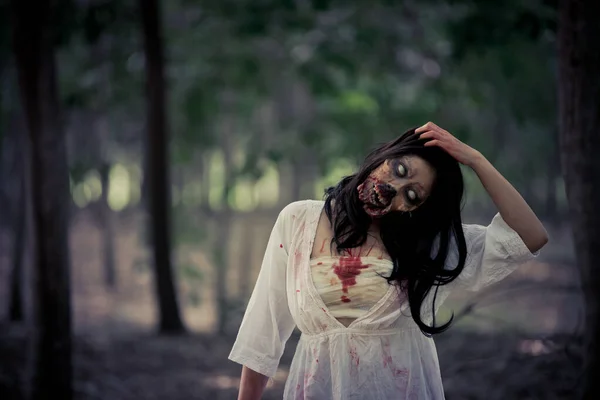 Porträtt Asiatisk Kvinna Utgör Spöke Ansikte Med Blod Skräckscen Skrämmande — Stockfoto