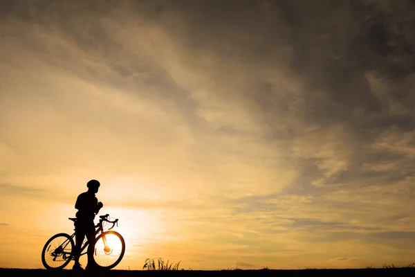 Gün Batımında Bisikleti Olan Yakışıklı Bir Adamın Silueti Spor Adamı — Stok fotoğraf