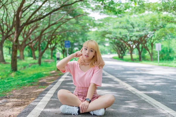 Portrait Der Schönen Asiatischen Mädchen Goldene Haare Mit Kamera Thailändische — Stockfoto