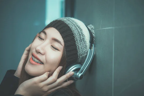 Beautiful asian woman listen music with headphone, lifestyle of modern woman