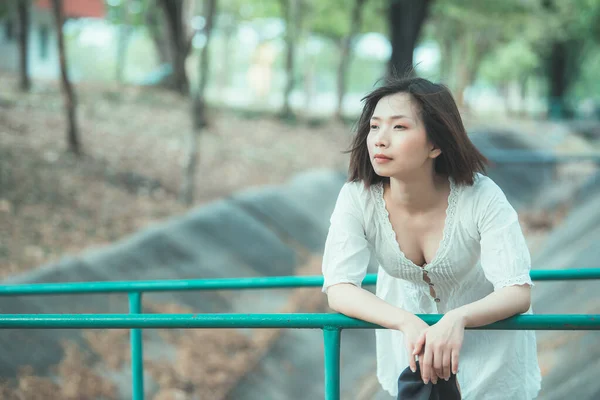 Retrato Hermosa Mujer Asiática Joven Usar Vestido Blanco Aire Libre —  Fotos de Stock