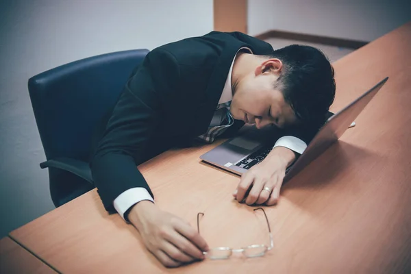 過度の仕事中にストレス下にあるアジアのビジネスマン — ストック写真