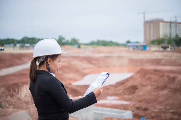Ingeniero Mujer Que Trabaja Sitio Del Puente Construcción — Foto de Stock