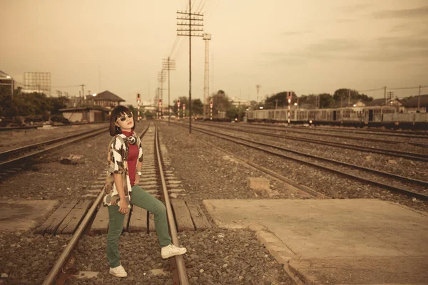 Ασιατική Hipster Κορίτσι Που Ποζάρουν Στο Σιδηροδρομικό Vintage Στυλ Φωτογραφία — Φωτογραφία Αρχείου