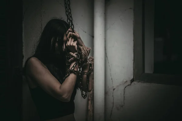 Asyalı rehine kadın gece olay yerinde iple bağlandı hırsızlar fidye için kaçırıldı, Tayland halkı...