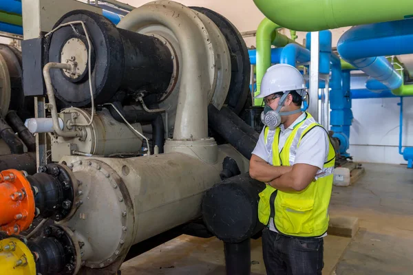 Aziatische Ingenieur Met Een Bril Stookruimte Onderhoud Technische Gegevens Van — Stockfoto