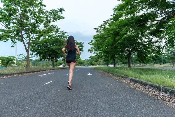 Hermosa Mujer Asiática Corriendo Camino Para Quemar Grasa Parque —  Fotos de Stock