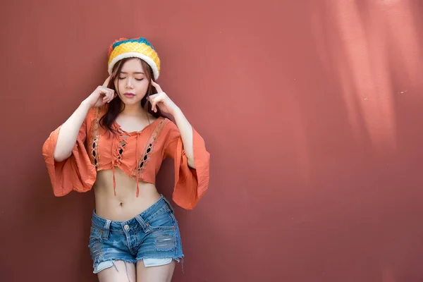 Asiatische Hipster Mädchen Auf Orangefarbener Wand Thailändische Leute Machen Ein — Stockfoto
