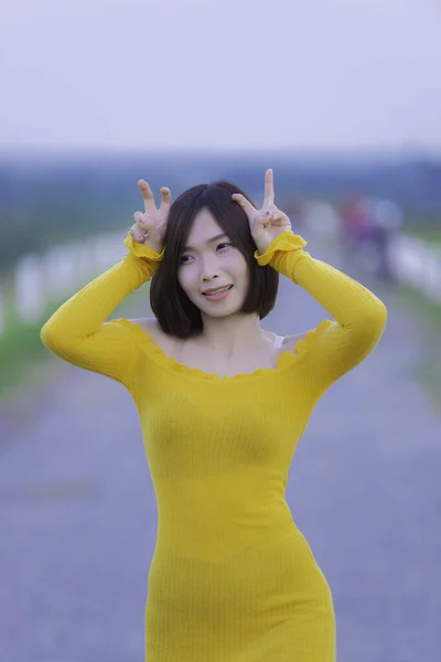 Porträt Der Schönen Asiatischen Frau Tragen Gelbes Kleid Auf Dem — Stockfoto