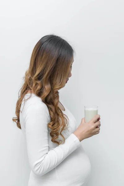 Zwangere Vrouw Met Melk Haar Hand Het Drinken Van Melk — Stockfoto