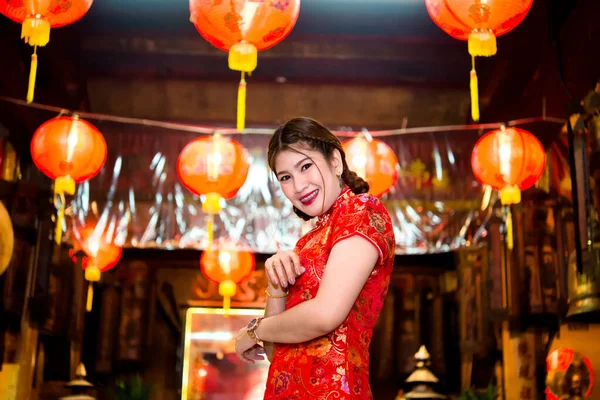 Porträtt Vacker Asiatisk Kvinna Bära Cheongsam Ljus Lykta Bakgrund Glad — Stockfoto