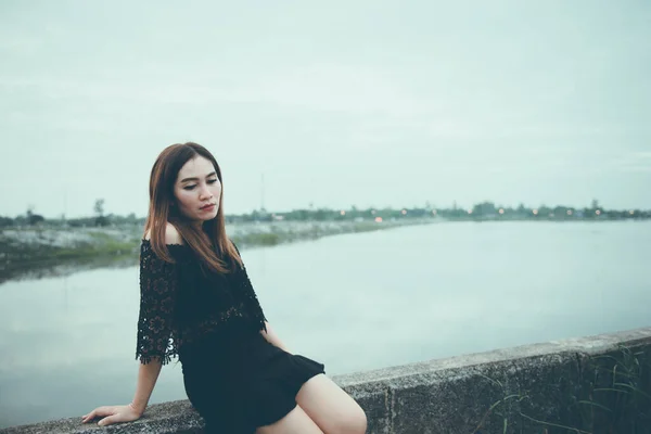 Güzel Taylandlı Kadın Karşılıksız Aşktan Çok Üzgün Yeniden Düşün Düşün — Stok fotoğraf