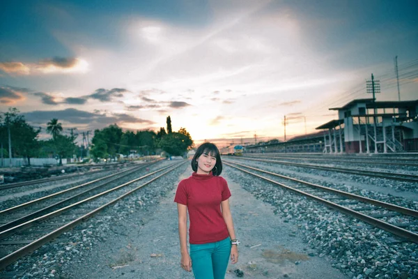 Porträt Eines Asiatischen Hipster Mädchens Bei Sonnenuntergang Eisenbahn Vintage Stil — Stockfoto