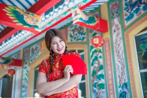 手に赤い封筒と清サムのドレスで美しいアジアの女性の肖像 タイの人々 幸せな中国の新年のコンセプト — ストック写真