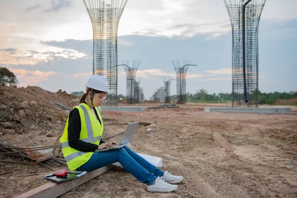 Ingenieurin Arbeitet Baustelle Der Bau Befindlichen Brücke — Stockfoto