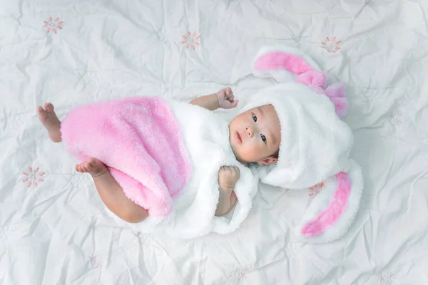 Nahaufnahme Niedlich Asiatisch Baby Girl Ein Kaninchen Kleid — Stockfoto