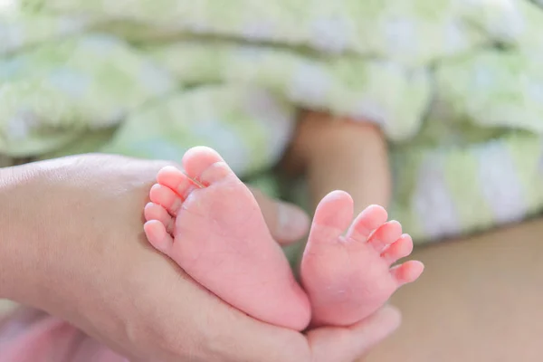 Gros Plan Pieds Peau Asiatique Bébé Avec Votre Mère — Photo