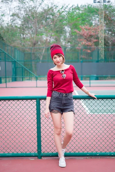 Cool Chica Hipsters Asiáticos Posando Para Tomar Una Foto Estilo —  Fotos de Stock