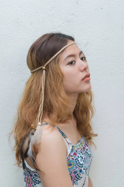 亚洲波希米亚女孩穿着白墙复古风格的画像 发型和人物 现代女性风格 — 图库照片