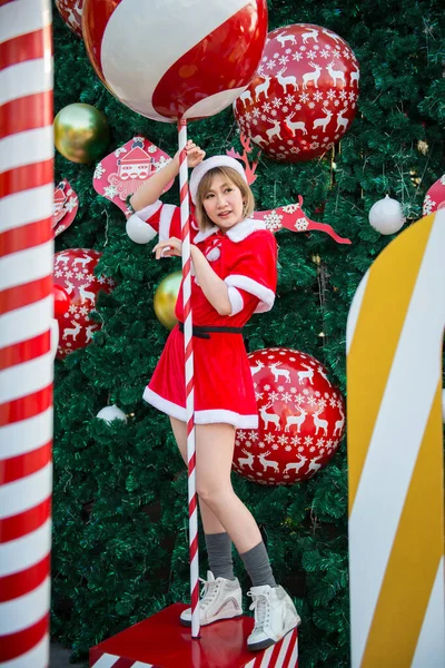 Mooie Jonge Aziatische Vrouw Santa Claus Kleding Buiten — Stockfoto