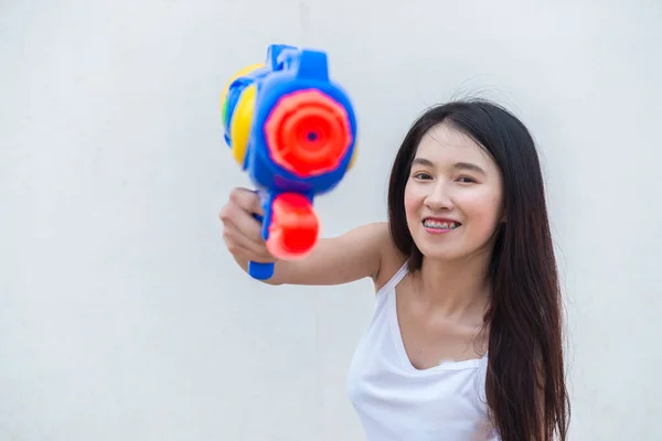 Donna Asiatica Con Pistola Acqua Mano Sfondo Bianco Festival Songkran — Foto Stock