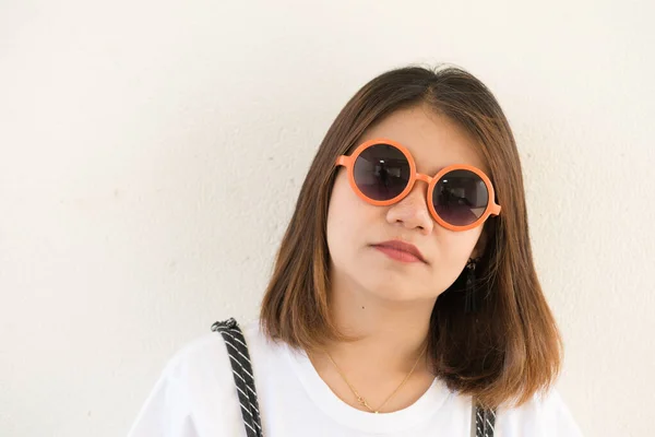 Retrato Asiático Hermosa Chica Usar Naranja Gafas Sol Blanco Fondo — Foto de Stock