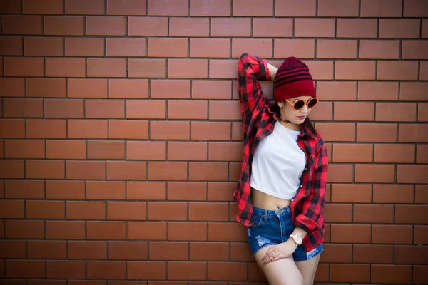 Retrato Menina Hipster Asiático Fundo Parede Tijolo Estilo Vida Pessoas — Fotografia de Stock