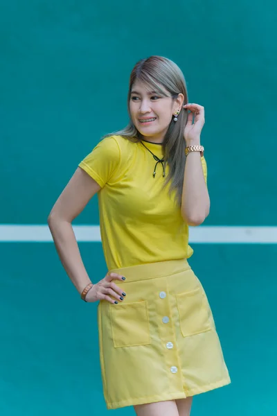 Cool Ασιατική Hipsters Κορίτσι Φορούν Κίτρινο Φόρεμα Που Ποζάρουν Για — Φωτογραφία Αρχείου