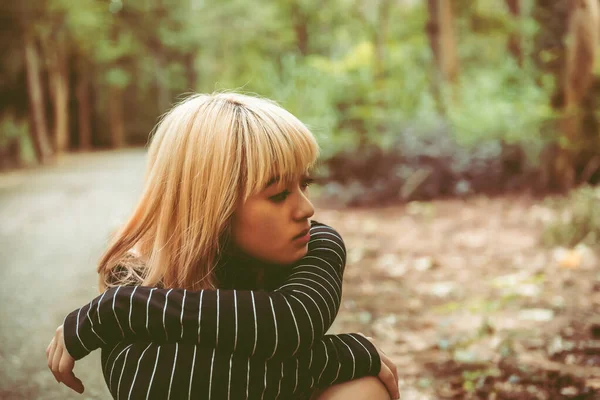 Retrato Bela Mulher Asiática Estrada Floresta Estilo Vintage Tom Escuro — Fotografia de Stock