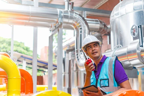 Aziatische Ingenieur Het Dragen Van Een Bril Werken Stookruimte Onderhoud — Stockfoto