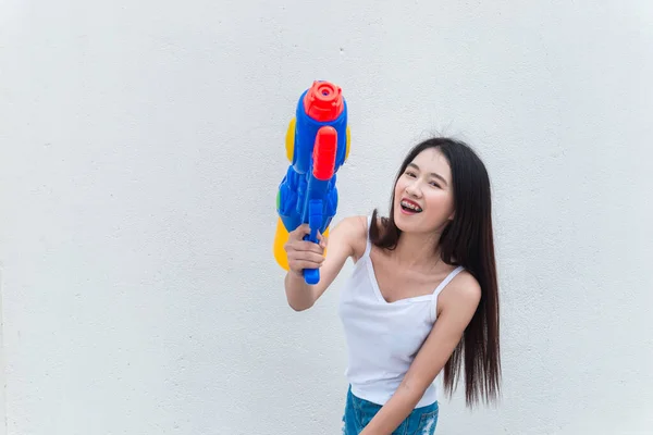 Wanita Asia Dengan Pistol Air Tangan Pada Latar Belakang Putih — Stok Foto