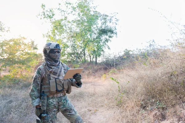 士兵在森林的方向在平板电脑上使用地图 — 图库照片