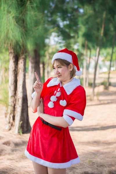 Bonita Jovem Mulher Asiática Santa Claus Roupas Livre — Fotografia de Stock