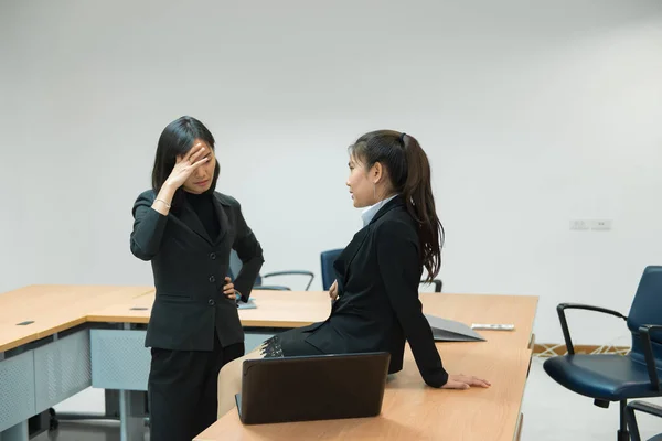 Dwie Kobiety Biznesu Poważnie Pracy Biurze Dyskusja Projekcie Pracy Tajlandia — Zdjęcie stockowe