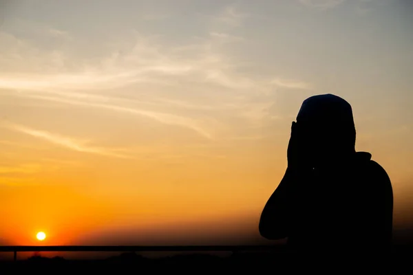 Silhuett Ung Asiatisk Muslim Man Ber Solnedgången Ramadan Festival Koncept — Stockfoto