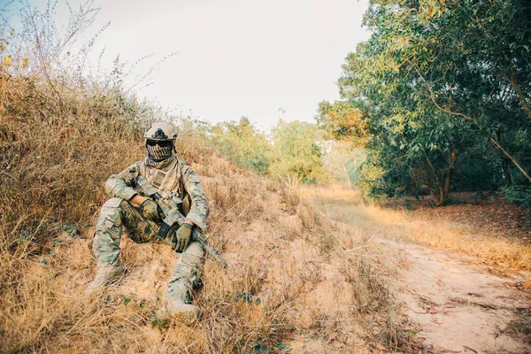 Primer Plano Soldado Asiático Con Armas Mano Bosque Prepararse Para — Foto de Stock