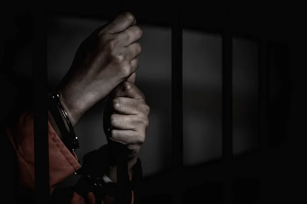 Χέρια Της Γυναίκας Απελπισμένα Για Πιάσει Σιδερένια Φυλακή Φυλακισμένος Έννοια — Φωτογραφία Αρχείου