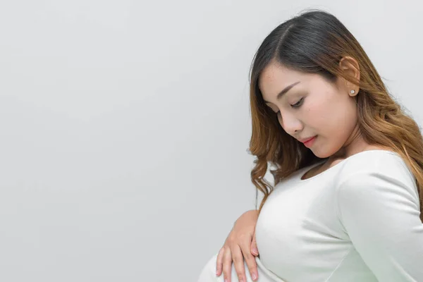 Una Mujer Embarazada Con Vestido Blanco Posan Para Tomar Una — Foto de Stock