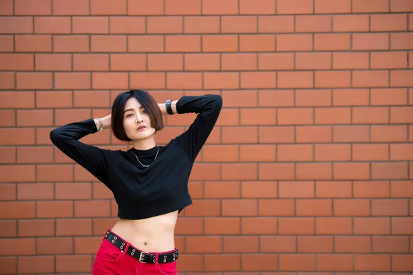 Güzel Asyalı Şık Bir Kızın Portresi Duvarda Bir Poz Gençlerin — Stok fotoğraf