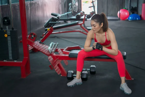 Primer Plano Asiático Hermosa Chica Del Deporte Pared Del Gimnasio — Foto de Stock