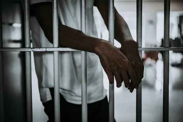Hände Von Männern Die Verzweifelt Versuchen Das Eiserne Gefängnis Fangen — Stockfoto