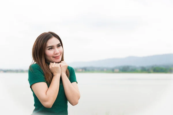 Hermosa Asiático Mujer Pensando Algo Aire Libre — Foto de Stock