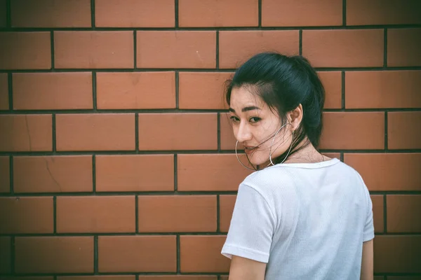 Güzel Asyalı Şık Kızın Portresi Tuğla Duvarda Fotoğraf Çektirmek Gençlerin — Stok fotoğraf