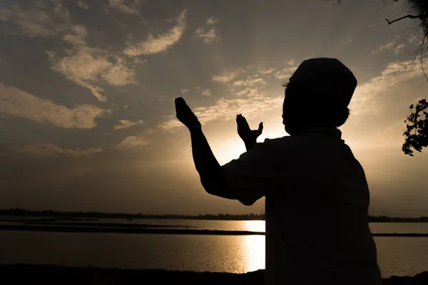 Silhouette Junger Asiatischer Muslimischer Mann Der Sonnenuntergang Betet Konzept Des — Stockfoto
