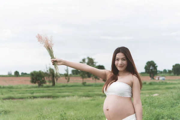 Kobieta Ciąży Trawie — Zdjęcie stockowe