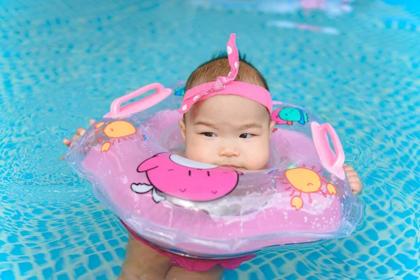 Niña Nadando Piscina Concepto Saludable — Foto de Stock